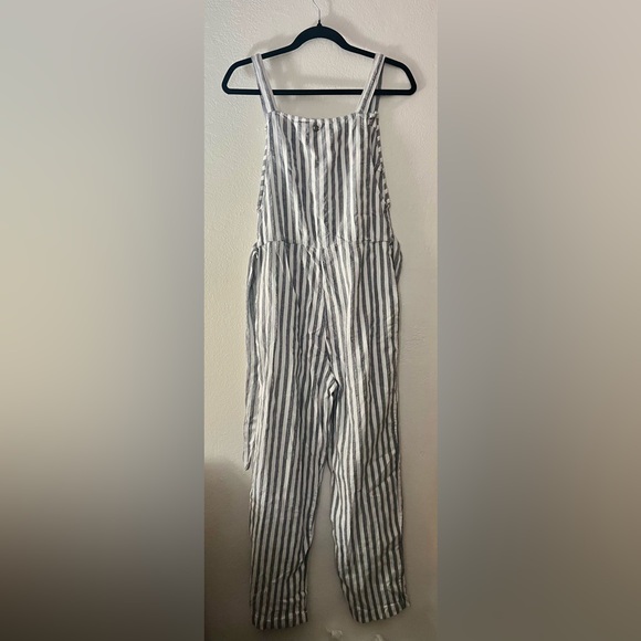 Roxy Jumpsuit pin stripped w/ pockets!! - Picture 2 of 4